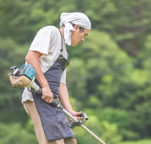 草刈りをする男性