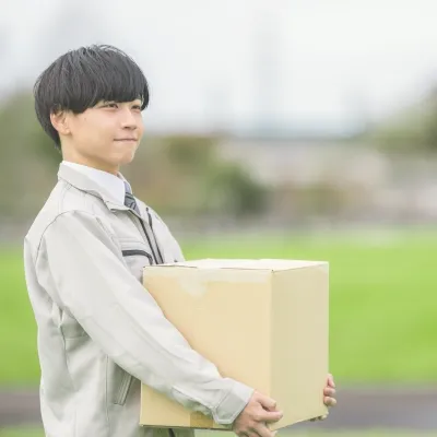 荷物を運ぶ男性